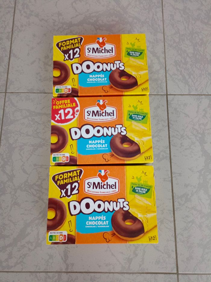 Lot de 3 boîtes de doonuts nappés chocolat