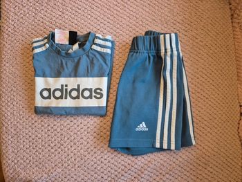 Ensemble t-shirt et short Adidas 4/5 ans