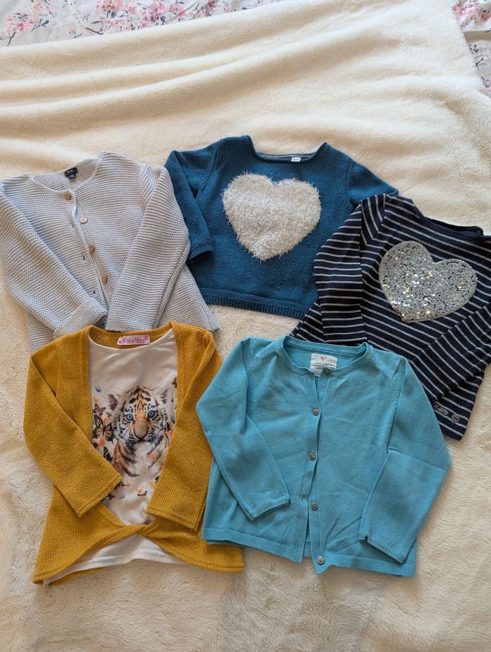 Lot pulls + robes fille 4 ans hiver affaire à saisir - photo numéro 2