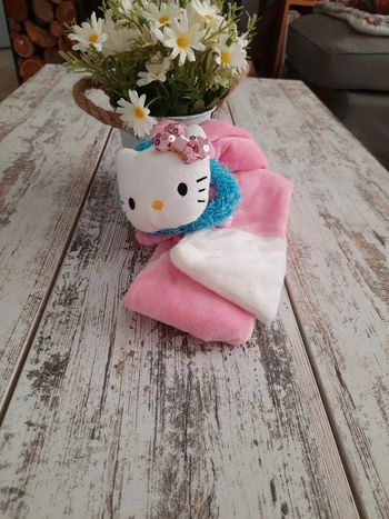 echarpe avec tete style peluche hello kitty