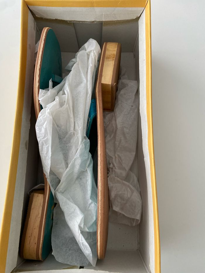 Paire de tongs en cuir - photo numéro 8