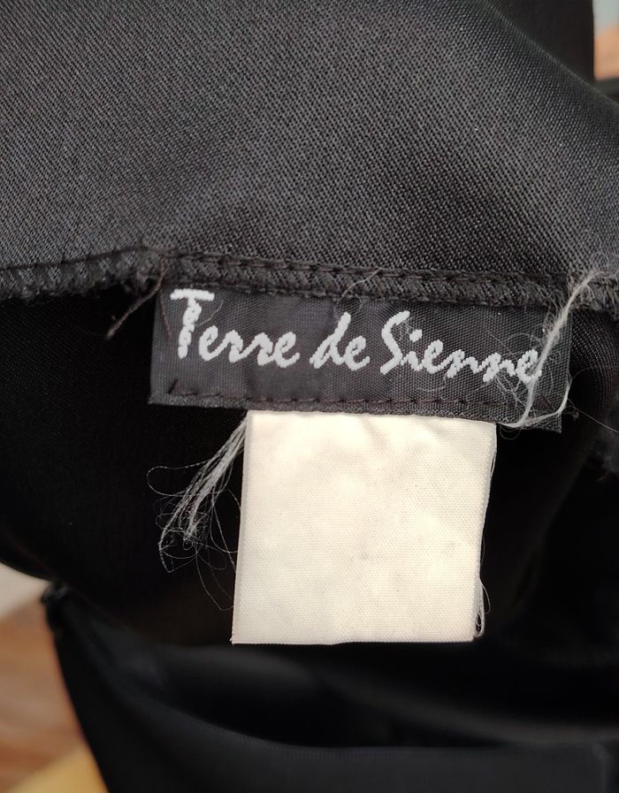 Jupe noire Terre de Sienne – Taille non indiquée – coupe droite élégante - photo numéro 3