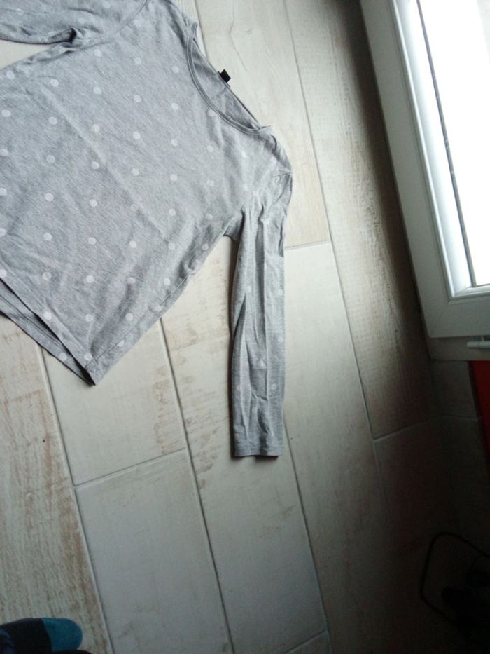 T-shirt gris à manches longues et pois blanc Kiabi 8 ans - photo numéro 4