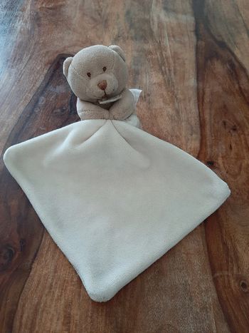 Doudou ourson et sa petite couverture