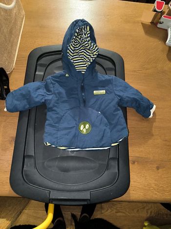 Blouson à capuche imperméable taille 6 mois