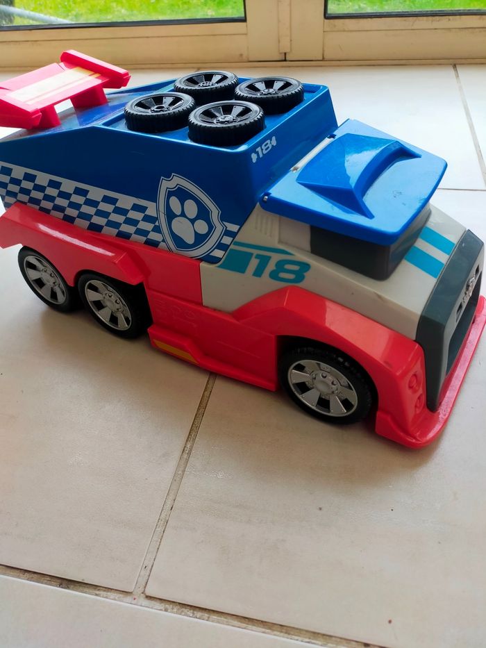 Camion  Pat patrouille avec sa voiture de course