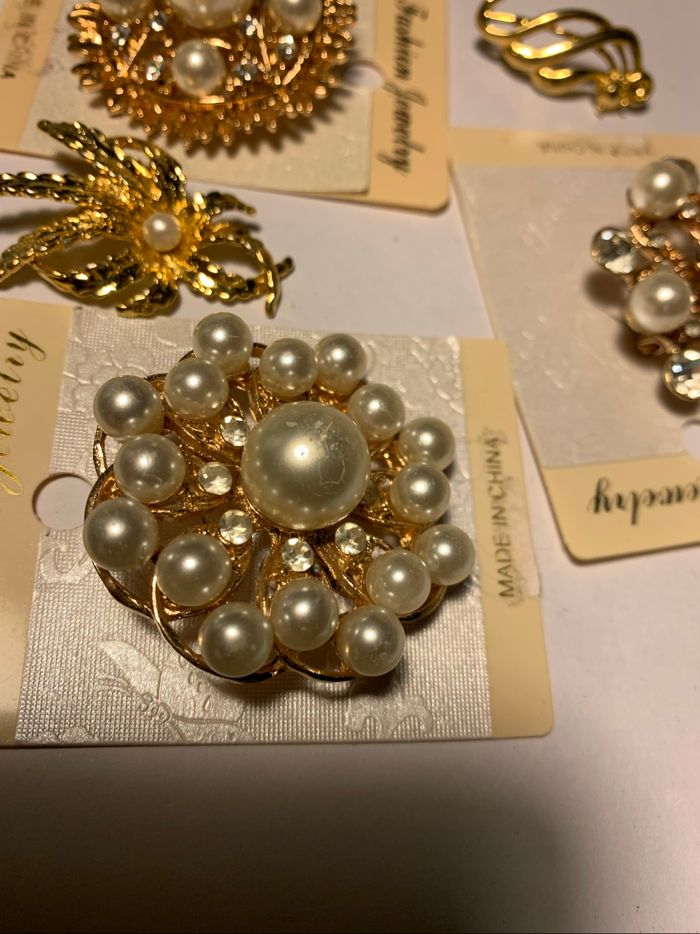 5 broches dorées et strass - photo numéro 2