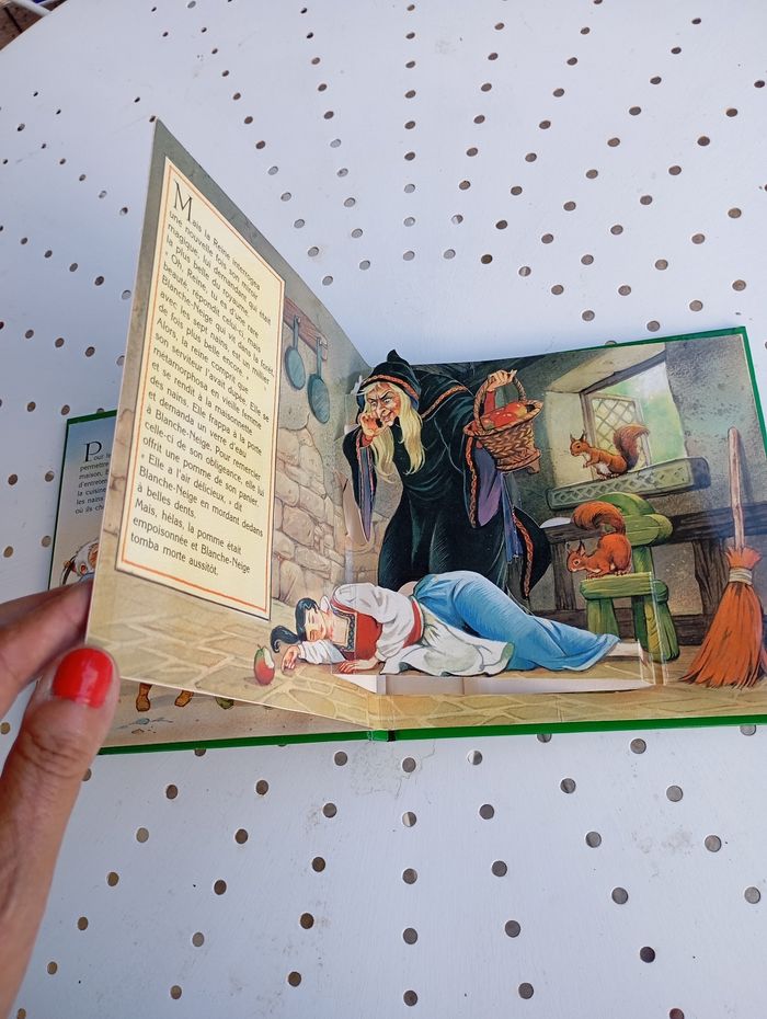 Livre animé Blanche neige en relief - photo numéro 7
