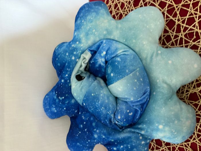 Peluche réversible. Pieuvre bleue et violette galaxie visage joyeux/triste - photo numéro 4