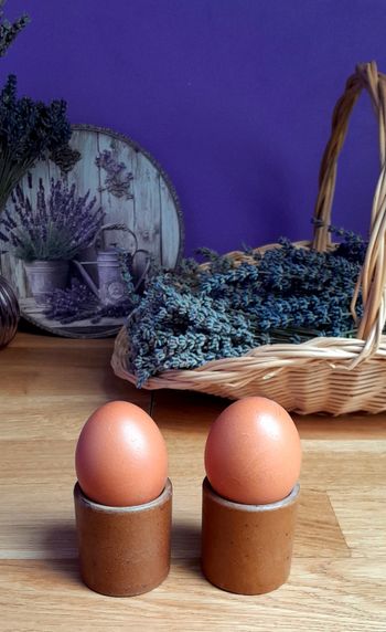 deux coquetiers marrons en grès