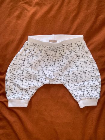 Pantalon sarouel bébé boite à malices Tissu blanc  Motif All over têtes de chats noirs