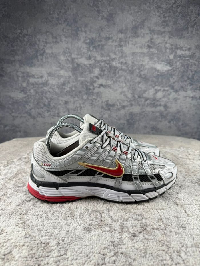 Nike P-6000 Running - OG White University - Red & Silver & White & Gold - photo numéro 3