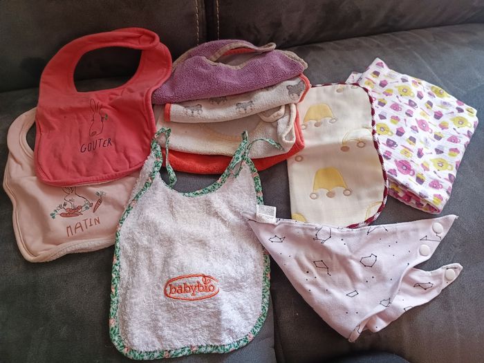 Lot 7 bavoirs + 1 lange - photo numéro 2