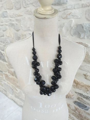 Collier à boules noires