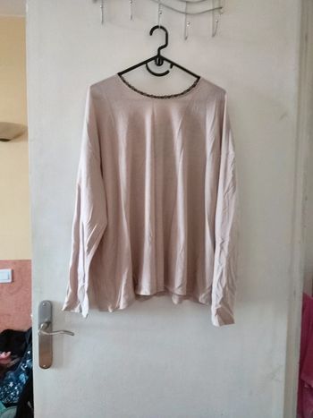 Pull marron clair avec dentelle et nœud dans le dos