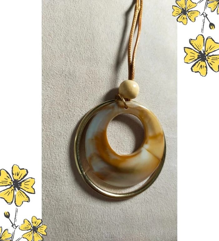 Collier pendentif rond effet marbré miel & anneau doré – Collection Sable & Ébène - photo numéro 2