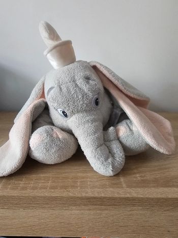 Peluche Dumbo allongé - Disney Store