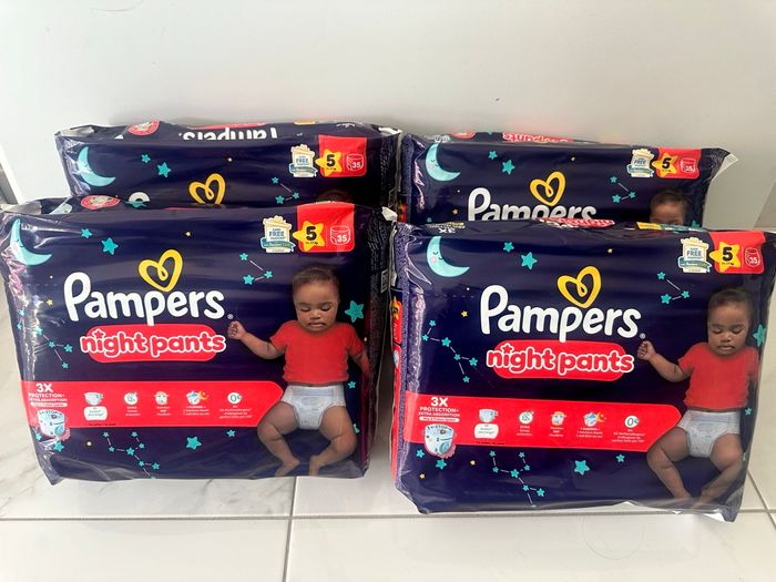 Lot de 140 couches culottes night pants Pampers T5