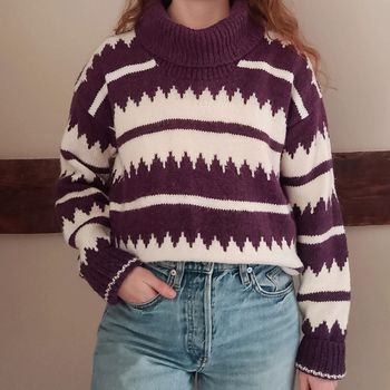 Pull tricoté main violet blanc