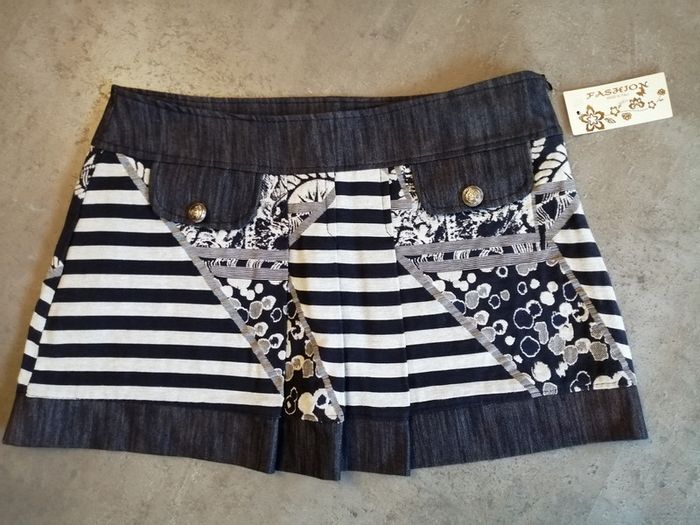Jupe courte bleu marine et blanche Taille L Fashion