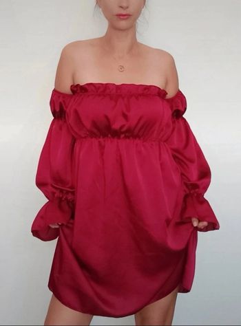 Robe en satin rouge épaules nues TU