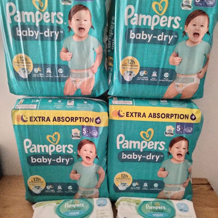 4 paquets de couches Pampers taille 5+ /+3 paquets de lingettes