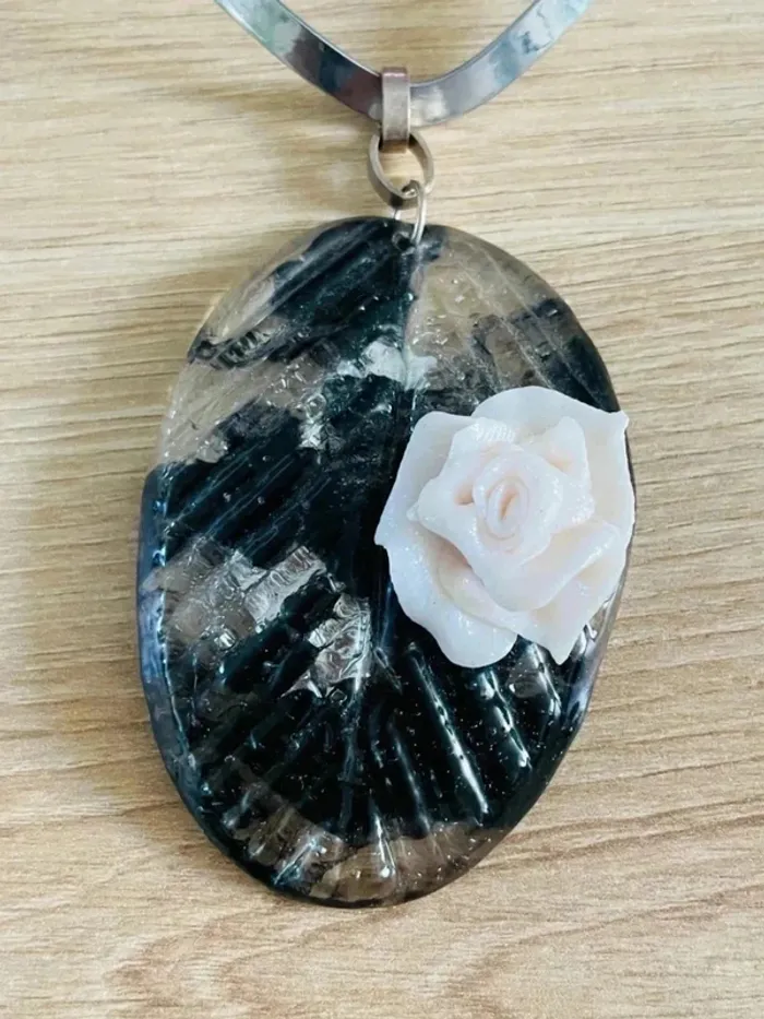 Collier en résine - photo numéro 2