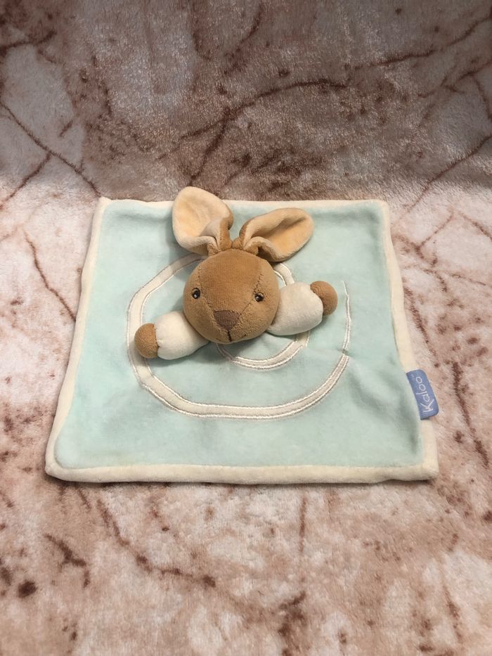 Doudou plat Lapin bleu Candies spirale blanche Kaloo