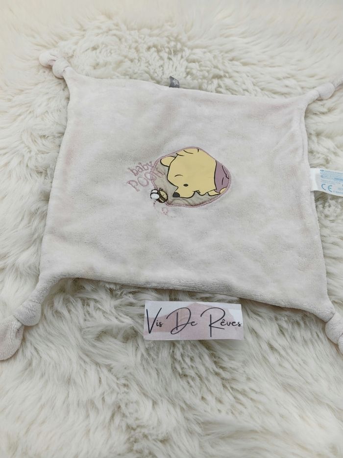 Doudou plat carré rose Winnie l'ourson