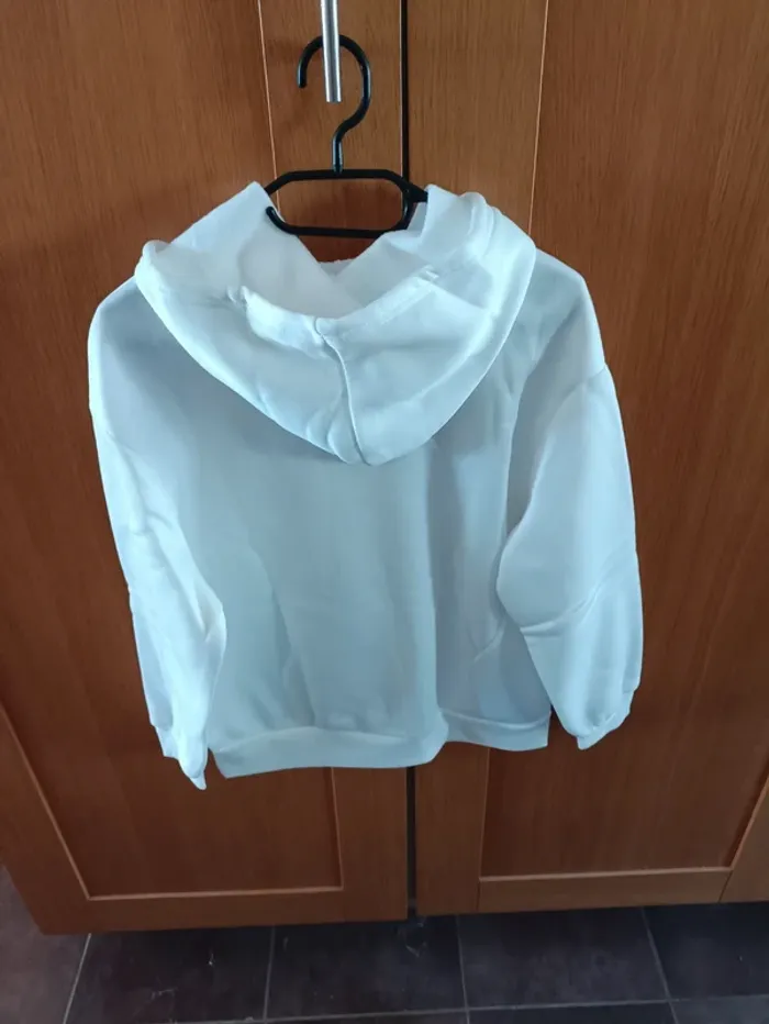 Pull a capuche blanc - photo numéro 3