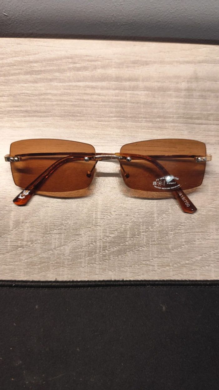 Lot lunettes soleil Bershka + étui en tissu - photo numéro 4