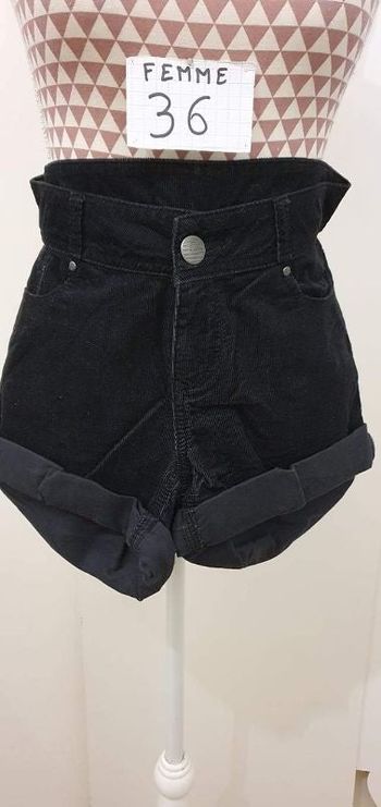 Short, noir,velours, en très bon état, taille standard, longueur 31cm,marque Kiabi =4€