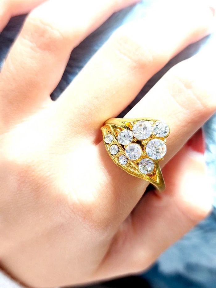 Bague taille 63 neuve doré et pierres blanches