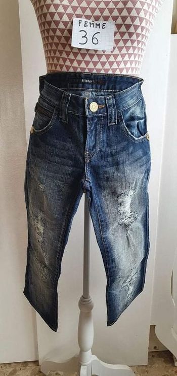 Jeans, longueur"corsaire"71cm, bleu déchirer et décolorés, en très très bon état, taille standard, f