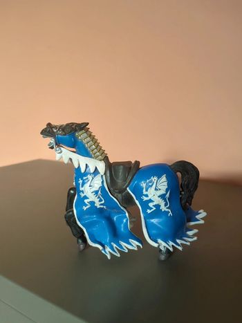 Figurine Papo Cheval du roi au dragon bleu