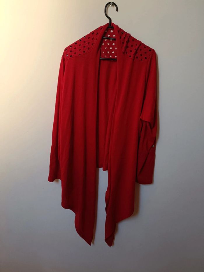 Gilet rouge long ajouré sur le haut