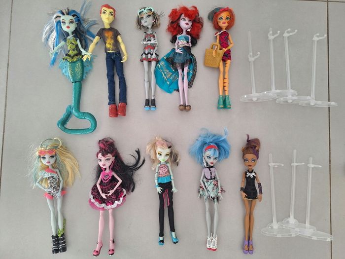 Lot 10 poupées monster high et supports