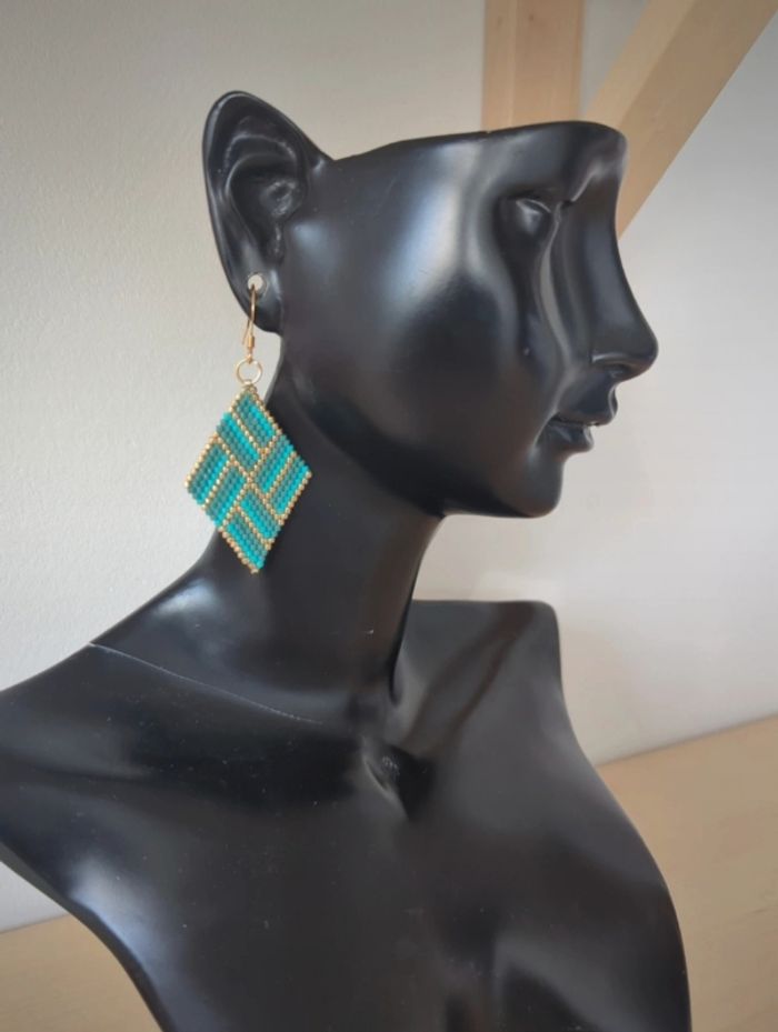 Boucles d'oreilles pendantes / losange / doré et turquoise / miyuki / tissage