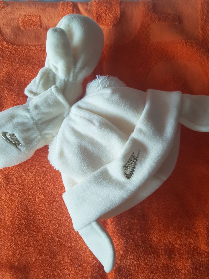 Magnifique endroit bonnet et moufles taille unique nike authentique neuf avec étiquette 🏷 - photo numéro 4