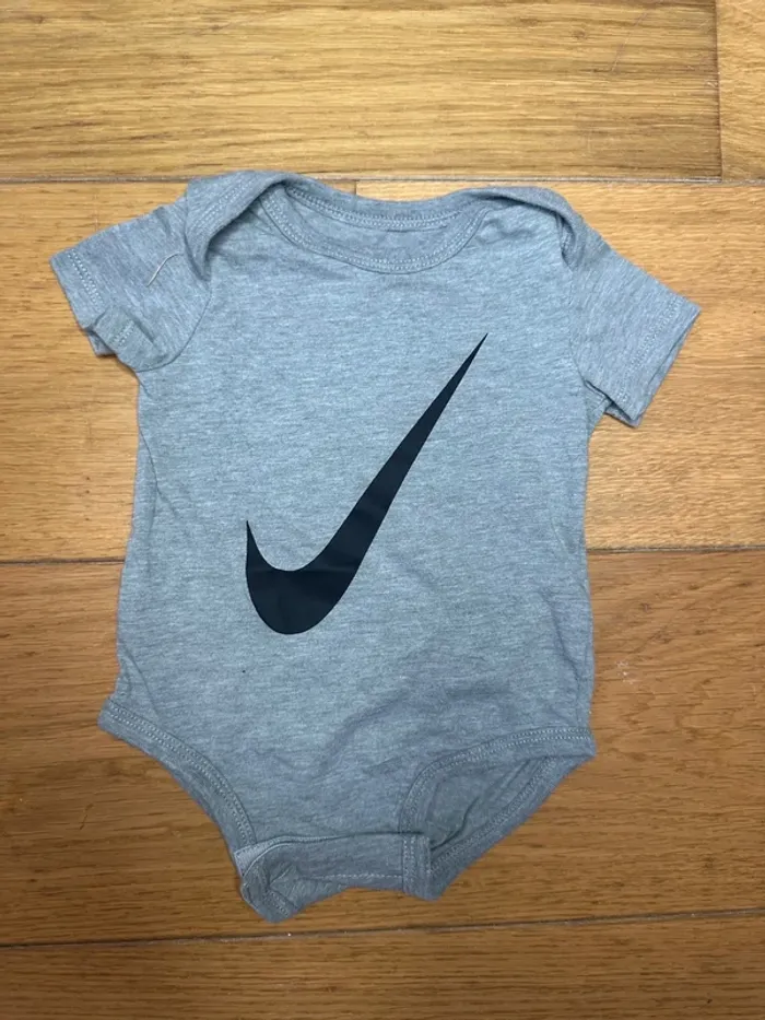 👶 Lot de 3 bodies Nike – 6 mois - photo numéro 5
