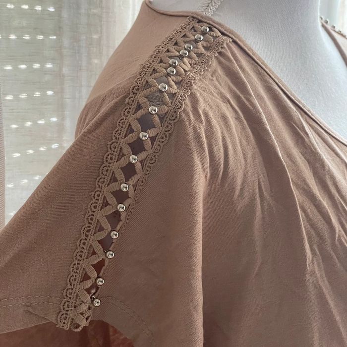 T-shirt long beige avec détails aux épaules - photo numéro 4