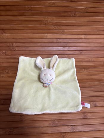 Doudou plat lapin vert écharpe rayé tex Carrefour