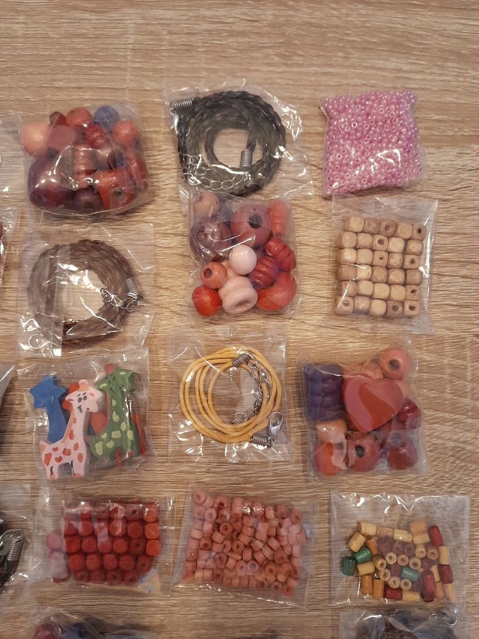 Lot de 40 sachets de perles et accessoires - photo numéro 3