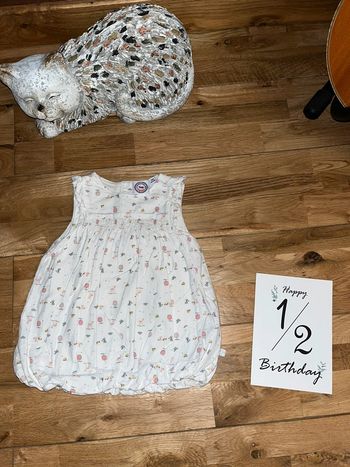 Robe blanche à motifs un peu épaisse la compagnie des petits très bon état 6 mois