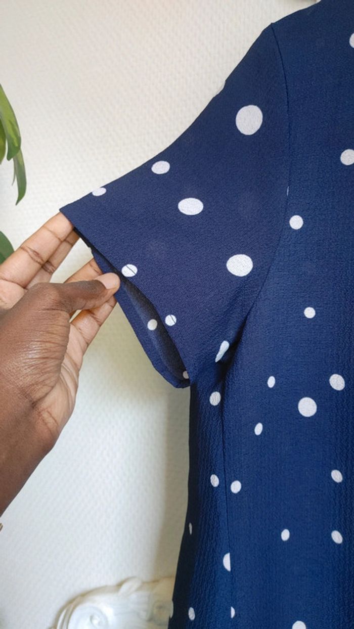 Petite robe bleue à motif fleur en très bon état très léger - photo numéro 5
