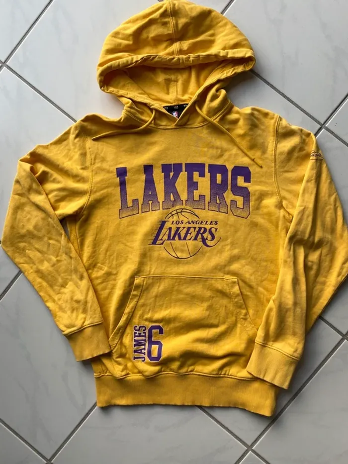 🏀 Sweat à Capuche Lakers Jaune – Taille S – LeBron James #6 – Collector & Parfait État