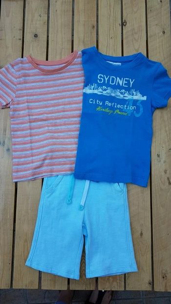 Ensemble 2 tee-shirts + 1 short - T. 4 ans