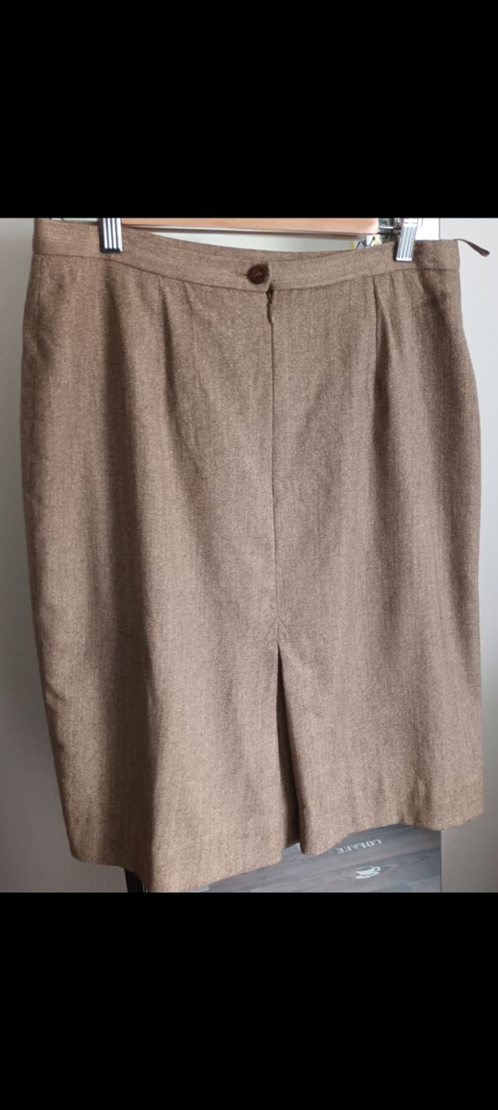 Jolie et élégante jupe chic T40 doublée beige chiné..laine polyester et soie. ..très peu portée 
RODIER - photo numéro 8