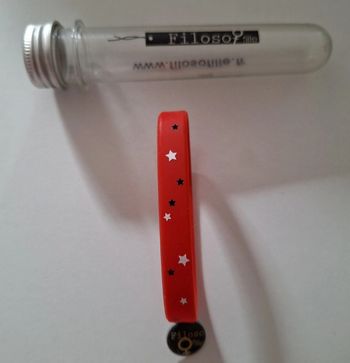 Bracelet rouge en silicone avec pendentif noir