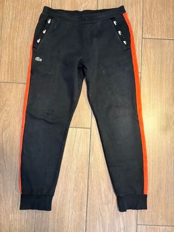 Pantalon jogging Lacoste noir bande rouge – Taille M